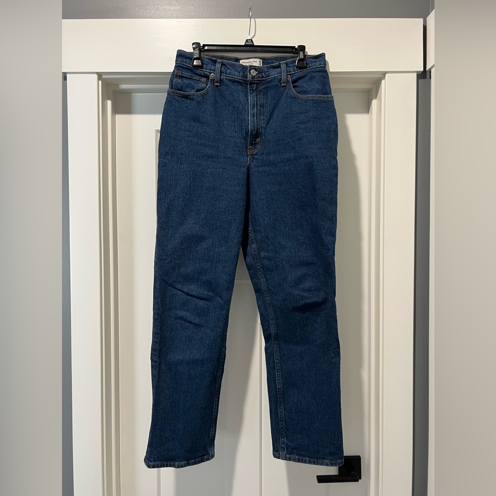 Abercrombie and Fitch
The 90s Straight Ultra High Rise
30/10 R - Curve Love